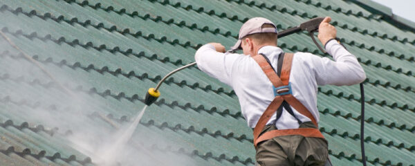 comment-demousser-et-nettoyer-son-toit-de-maniere-ecologique