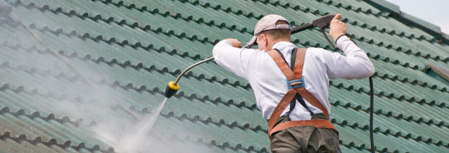 comment-demousser-et-nettoyer-son-toit-de-maniere-ecologique